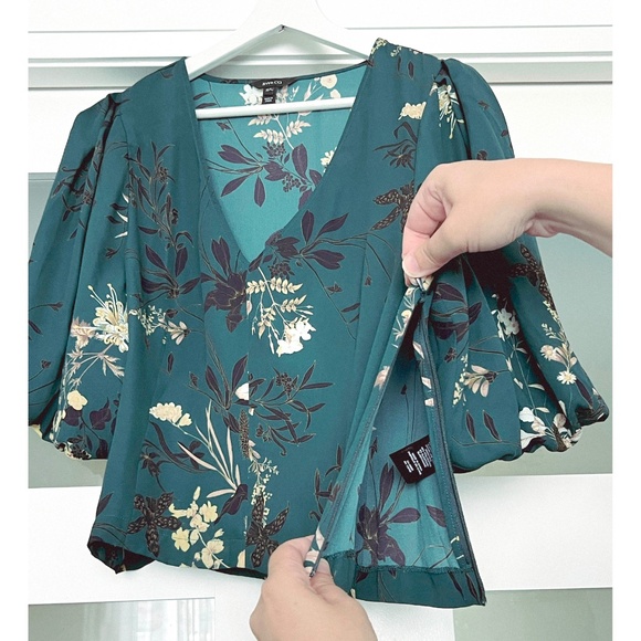 RW & CO. |  Green Floral Flutter Sleeve Crop Blouse - Picture 7 of 8
